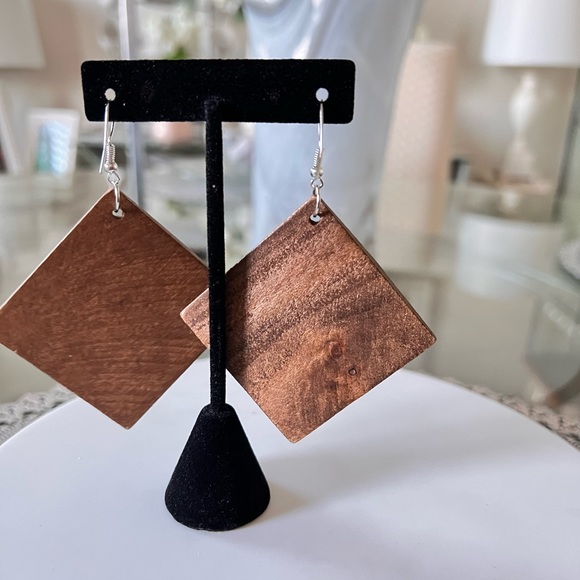 Afrocentric Women Wooden Flowers Shaped Wood Dangle Clip On Earrings - Picture 5 of 6